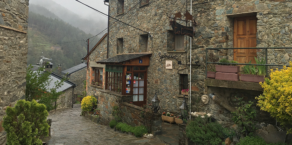 Almoçamos no restaurante Can Casanova em Fornells de la Muntanya